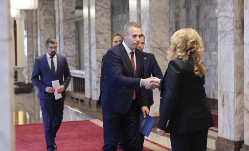 &ldquo;Възраждане&ldquo; скастриха журналисти и си тръгнаха от президентството ядосани