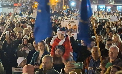 Площадите в цялата страна се изпълниха с протестиращи