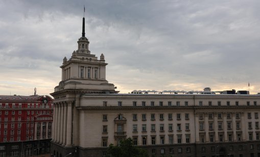 Справката на ГДБОП с имена на хора, свързани с частните полети на Пеевски, вече е в парламента