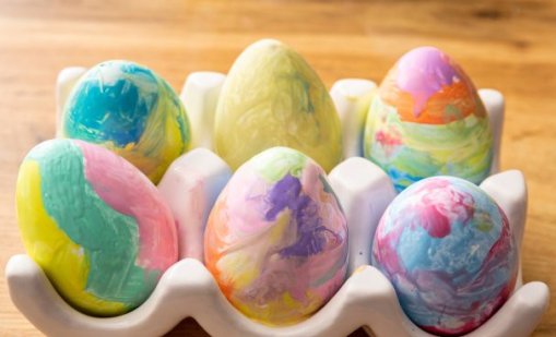 Шарени яйца за Великден със сода за хляб