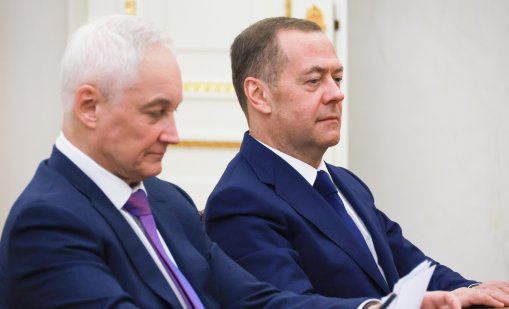 Медведев към Зеленски: "Вонящият негодник" се опитва да провали мира