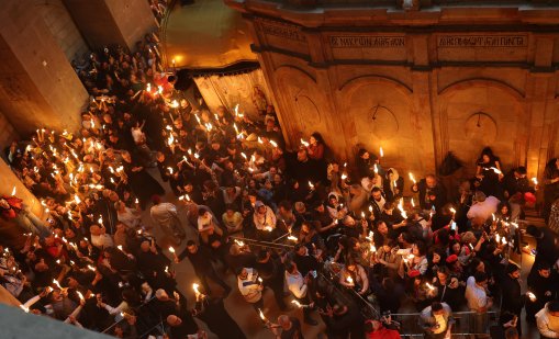 В кадър: Благодатният огън слезе в Йерусалим