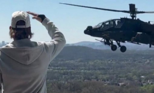 Странно: Военни хеликоптери прелетяха над имението на Кид Рок, той им маха ВИДЕО