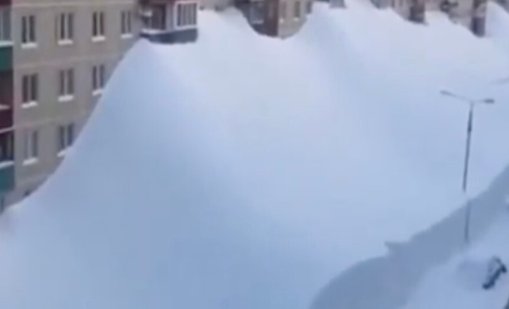 Снежен апокалипсис в Камчатка: Копаят тунели, за да стигнат до работа ВИДЕО