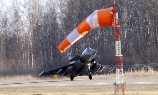 Дронът, принудил НАТО да вдигне изтребител, се оказа... ято птици