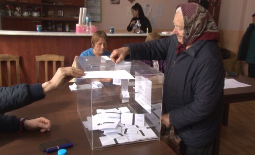 Днес се провеждат и три балотажа за кметски избори