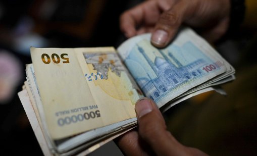 Иранският риал отслабна до рекордно ниско ниво от 1,8 милиона за долар 
