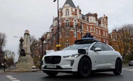 Дистопичен момент: Жена ражда в роботакси докато пътува за болницата