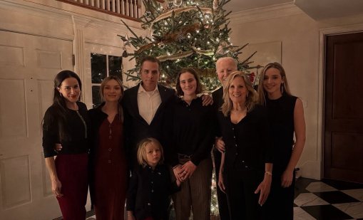 Джо Байдън показа семейна коледна снимка, пак го разкритикуваха