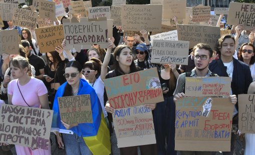 Втори ден протести в Украйна в подкрепа на уволнения министър на отбраната