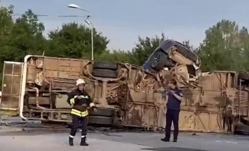 Тежка катастрофа в София: кола се вряза в автобус, има загинал и поне 25 ранени