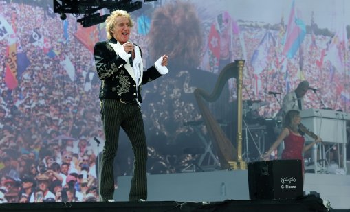 Род Стюарт пристигна в София с две лични гардеробиерки