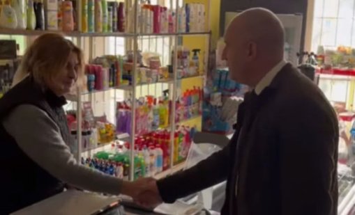 Румен Радев се разходи в селски магазин ВИДЕО