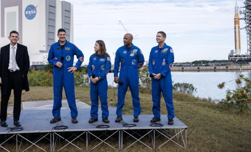 Космическият кораб &bdquo;Орион&ldquo; вече е по-близо до Луната отколкото до Земята