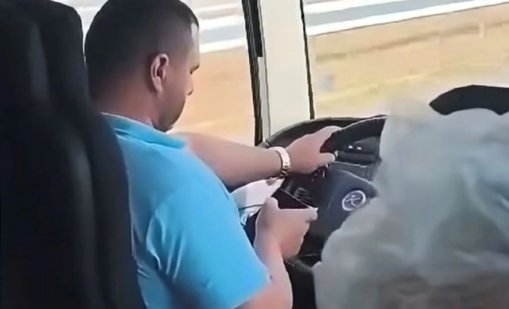 Стана зараза: Шофьор кара пълен автобус, а в ръката телефон вместо волан ВИДЕО