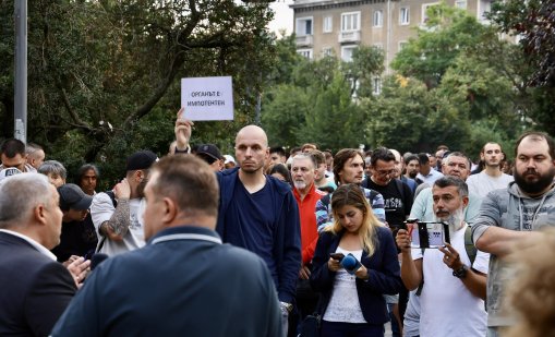 Протестиращи, искащи оставката на Митов, затвориха ,,6-ти септември“ и ,,Генерал Паренсов“