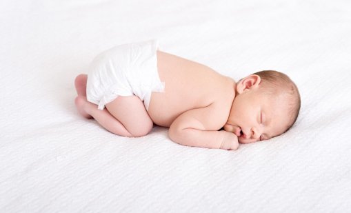 Експерти: Трябва да питаме бебетата за разрешение, преди да сменим памперсите им...