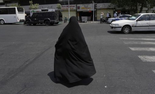 Екзекутират иранка, обвинена за убийството на съпруга си