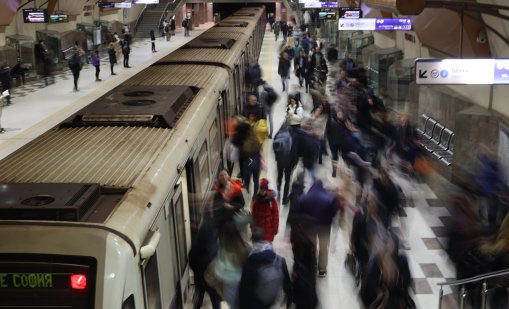 Само метрото в София се движи, пуснати са повече влакове