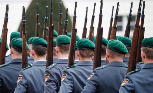 Берлин търси начини, но германските младежи са твърдо против задължителната военна служба 