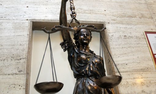 Съдят четирима българи в Париж за "червени ръце" върху Мемориала на Холокоста