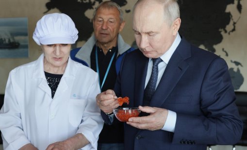 Путин на разходка из Русия: Рита топка, хапва хайвер и облича моряшка униформа ВИДЕО