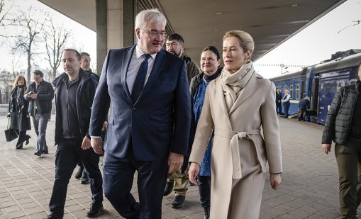 Висши ЕС дипломати са в Киев по случай годишнината от клането в Буча СНИМКИ