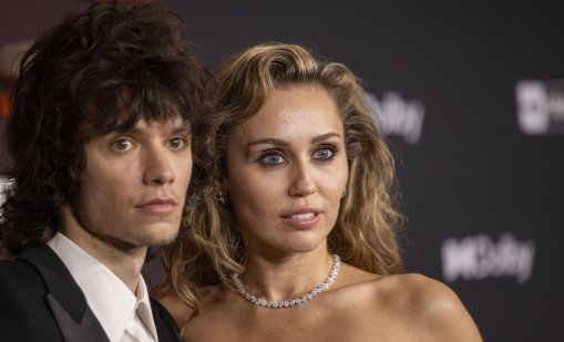 Официално е: Майли Сайръс е сгодена