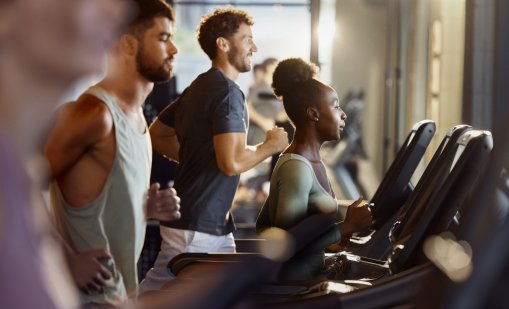 Ходене по наклон или бягане: Коя тренировка дава по-добри резултати?