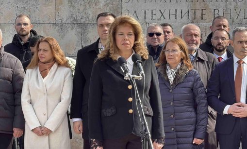 Освиркваха Йотова на връх Шипка с викове "Оставка!" ВИДЕО