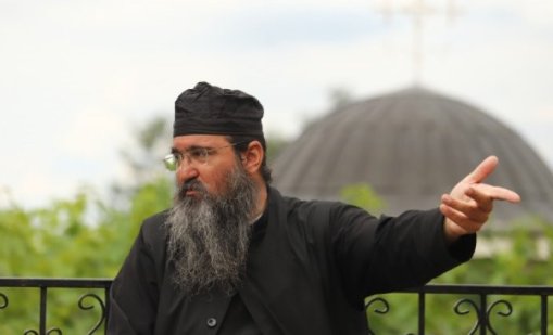 Защо забраниха на архимандрит Никанор, който подкрепи Украйна, да проповядва?