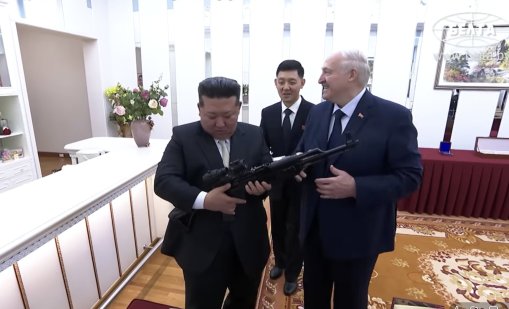 Лукашенко подари на Ким автомат, в случай, че се "появят врагове" ВИДЕО