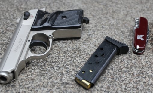 Задържаха мъж заплашил с убийство сина си, насочил газов пистолет срещу него