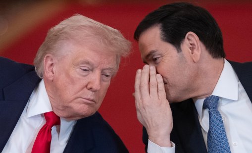 Тръмп подарява евтини обувки на "най-добрите" си мъже, те се страхуват да не ги носят 