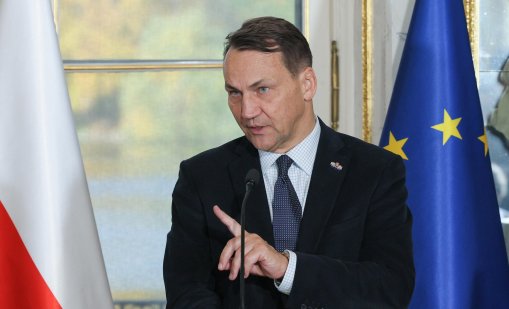 Сикорски: Русия се реформира само, когато загуби война