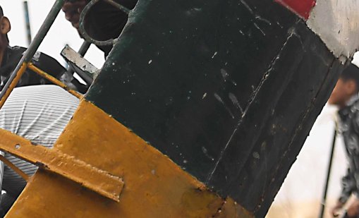 Атракцион се сгромоли и уби полицай в Индия ВИДЕО