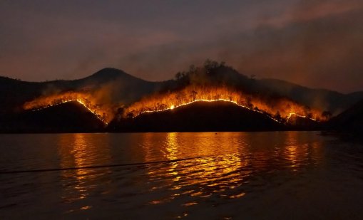 Пожар евакуира две населени места край Атина