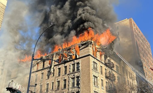 Пожар в сграда в Горен Уест Сайд в Манхатън, отломки летят към тротоара ВИДЕО