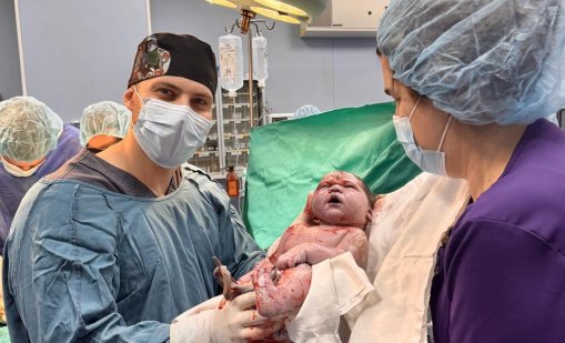 Малък гигант: Лекари от &bdquo;Майчин дом&ldquo; изродиха бебе, което тежи близо 6 кг