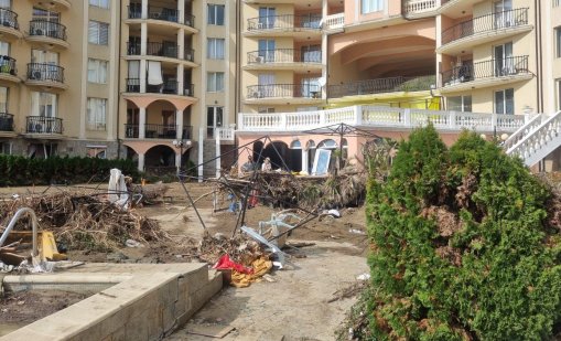 Собственици в Елените с подписка срещу събарянето на сгради в селището