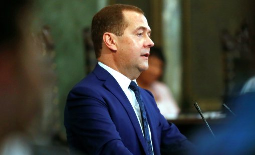 Медведев: Руснаците не искат да живеят в Европа, защото има много... опашки