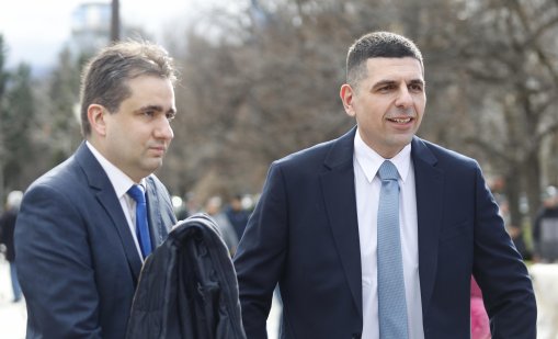 Мирчев и Божанов с атака по Радев: Публикува панически статуси във фейсбук