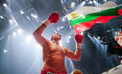 Мурат Гасиев нокаутира Кубрат Пулев в боя за световната титла 