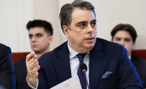 Нестандартен старт на кампанията: Асен Василев говори за любов, разкри дали е гей