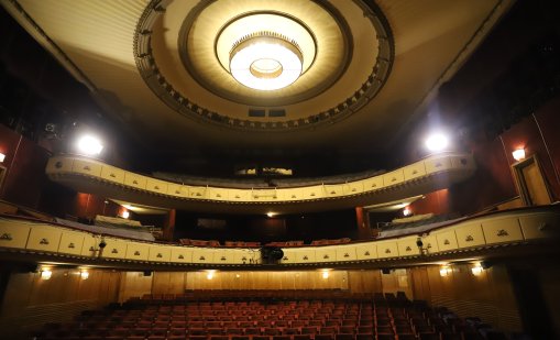 Целувка срещу билет в театър &ldquo;Българска армия&rdquo;