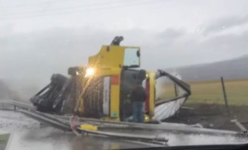 Внимание: ТИР аварира на АМ "Хемус", има разпилян опасен товар 