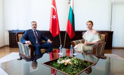 Голо рамо и краче: Външният ни министър втрещи с тоалет за официална среща с турския си колега