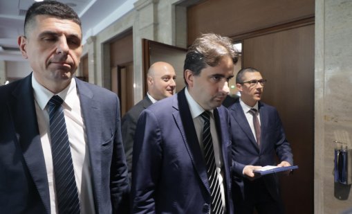 Демократична България: Мнозинството на Пеевски в ДАНС и НСО запази охраната му