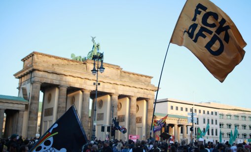 Над 5000 протестираха срещу АзГ пред Бранденбургската врата в Берлин (СНИМКИ)