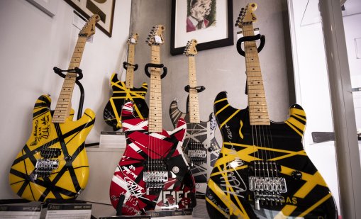 Наддаването за китара на Еди Ван Хален тръгва от 700 000 долара